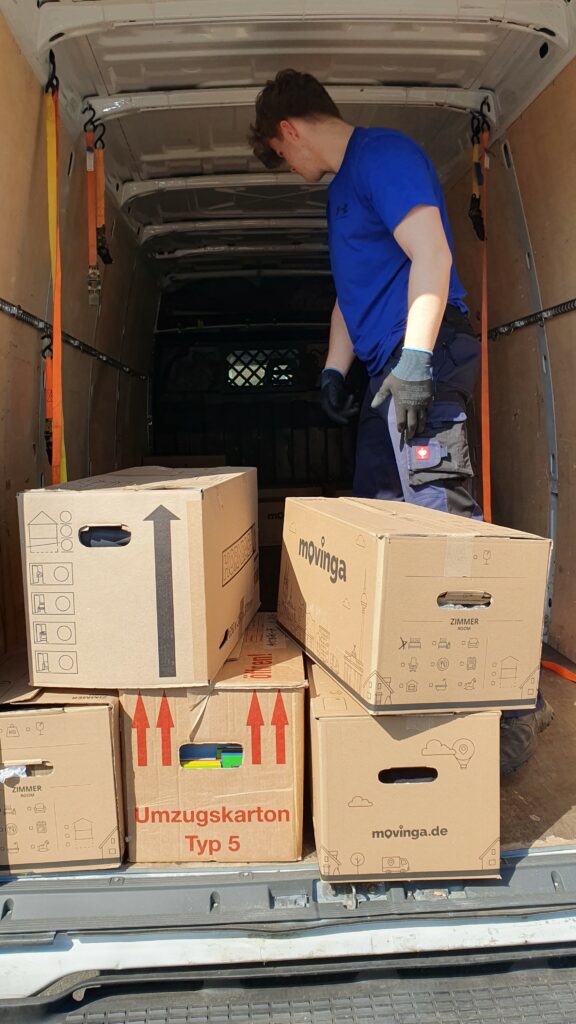 Mitarbeiter von Martens Storage lägt Umzugskartons in einen Transporter