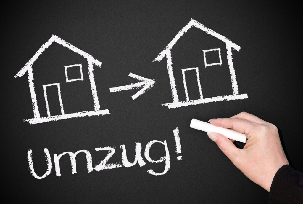 Bildliche Darstellung eines Umzugs auf einer Tafel